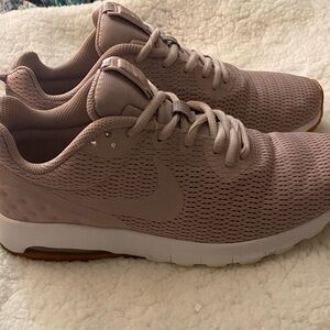 Women’s Nike Air Max Motion LW Shoes